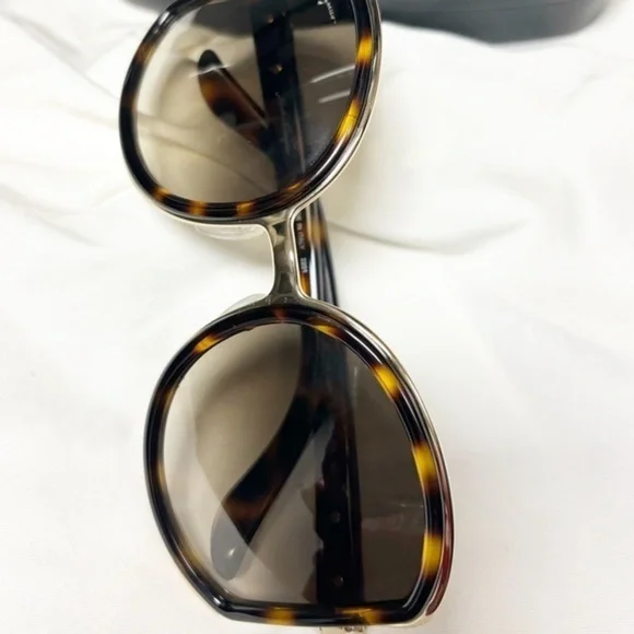 Salvadore Ferragamo tortoise These stylish sunglasses Oversized - Picture 4 of 8